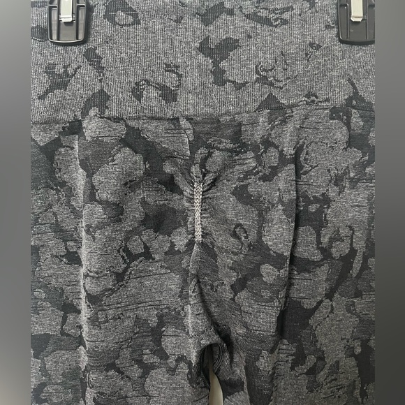 Gymshark camo scrunch leggings. Size medium. - Picture 2 of 3